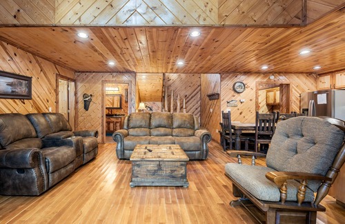 Broken Bow Cabin | Honey Hole Cabin is located on the Carson Creek Rd. Minutes to the Lake