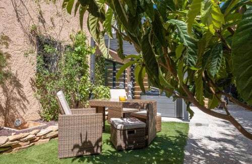 La Ciotat Apartment | Honey Moon - studio romantique Jacuzzi et écran cinema