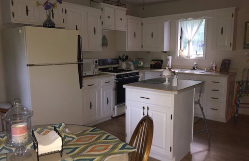 Janesville Cabin | Honeybee Cottage at Star's Hollow Inn and Farm Hobby