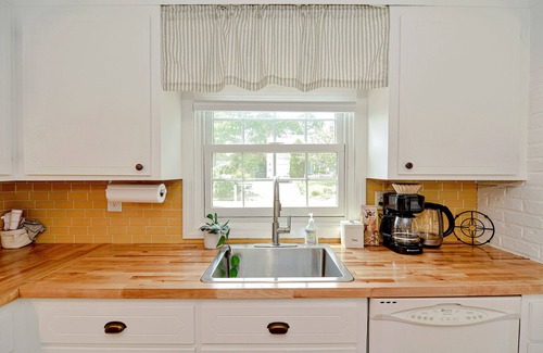 West Yarmouth House | Honeybee Cottage - Colonial Acres Beach