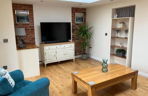 Alton House | Honeyberry Cottage -PART OF ALTON COTTAGES
