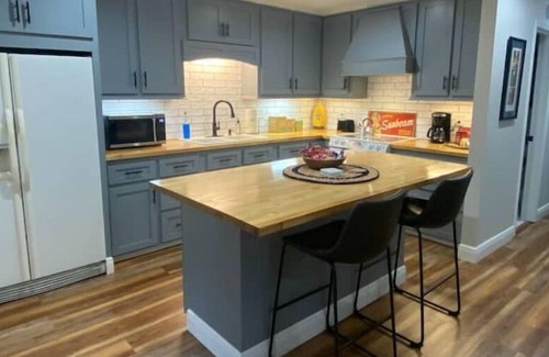 Laurel House | Honeycomb Hideout: Steps from Historic Downtown