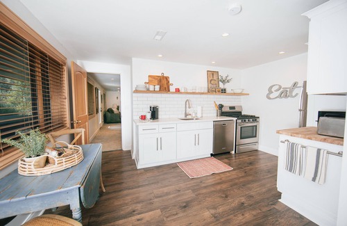 East Millcreek Apartment | Honeycut Hideaway (king bed, fireplace & Hot tub!)