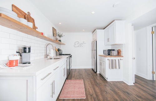 East Millcreek Apartment | Honeycut Hideaway (king bed, fireplace & Hot tub!)