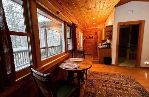 Keene Cabin | Honeymoon Cabin with Jacuzzi Tub
