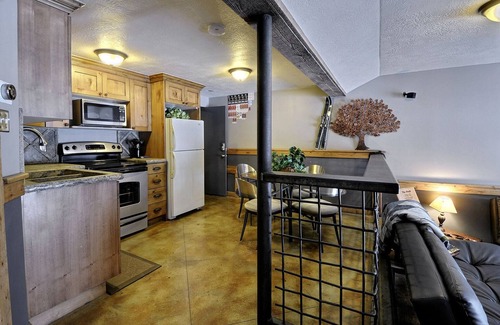 Salt Lake Mountain Resorts Cabin | Honeymoon Ski right into PARADISE! Mountain Bike base camp perfection!