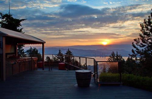 West Kelowna Estates Bed & Breakfast | Honeymoon Suite
