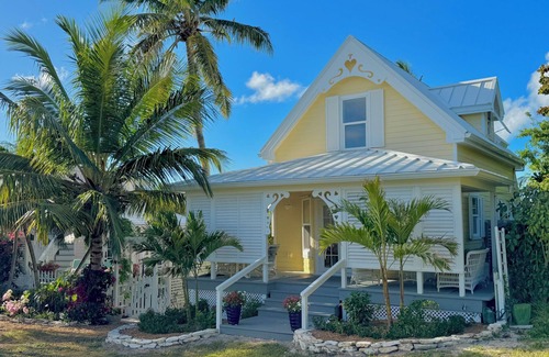 Hope Town House | Honeymoon Villa - Enchanting Retreat for Couples in Hope Town Village!