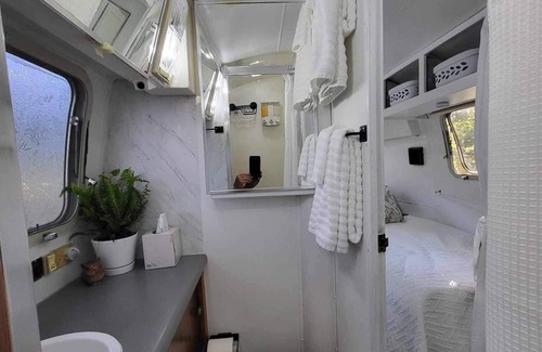 Cassville House | Honeysuckel Hideout-Glamping Airstream-Lake front, intended for adults only