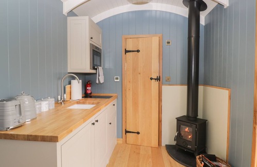 Staple Hill Cottage | HONEYSUCKLE HUT, MYRTLE FARM, romantic, with hot tub in Warmley