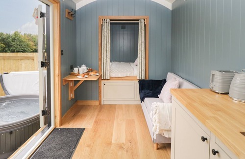 Staple Hill Cottage | HONEYSUCKLE HUT, MYRTLE FARM, romantic, with hot tub in Warmley