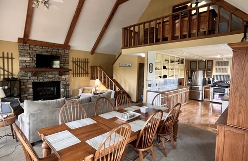 Crane Hill House | Honeysuckle Point sleeps 14 with 2 main bedrooms & en suite plus much more!