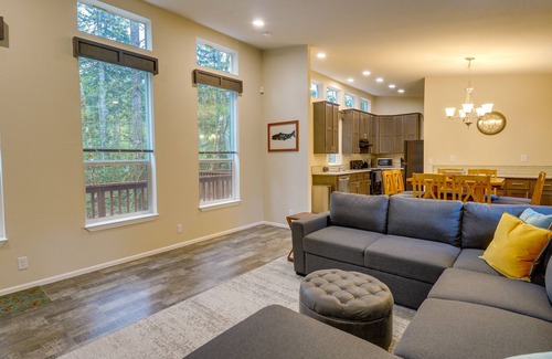 Hoodsport Cabin | Hoodsport Vacation Rental w/Private Lake Access!