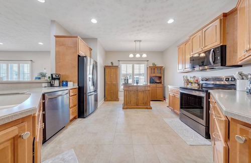 Moneta Villa | "Hook, Wine, and Sinker" Large 5-bed lakefront villa-pool, hot tub, and courts