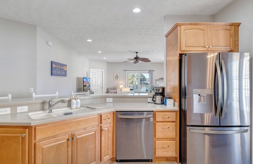 Moneta Villa | "Hook, Wine, and Sinker" Large 5-bed lakefront villa-pool, hot tub, and courts