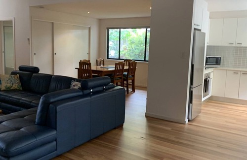 Brunswick Heads Apartment | HOOK WINE SINKER, TOP NOTCH