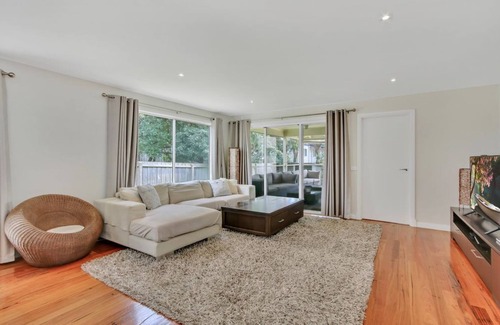 Lake Tyers Beach House | HOOKED ON SAND - 🎣 Fish 🌊 Swim 🏄🏻‍♀️ Surf 🏝 Relax