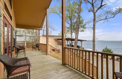 Negreet Cabin | Hooked On Toledo - Lakefront Cabin on Toledo Bend - Boathouse & Dramatic Sunsets