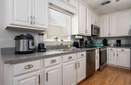 Hoover House | Hoover Townhouse|Great location|3 BR 3 Bath