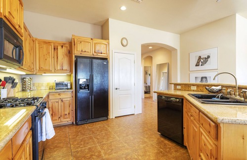 Joshua Tree House | 🌵Horizon House | Hot Tub, Fire Pit, Games & BBQ | Adobe in JT🌵