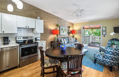 Key West Historic District Apartment | ~HORSE CONCH~ Amazing location with shared pool and covered balcony!