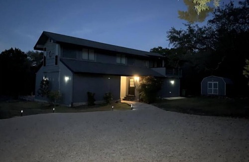 Austin House | Horseback Riding/Pool/Fire Pit/Pool Table-Brewery District-Pet Friendly!