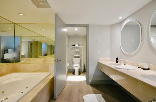 Oro-Medonte Apartment | Horseshoe Valley Bliss - Luxe Condo Retreat with Jacuzzi - Top Floor Romance - Self-Check-in - Indoor & Outdoor Heated Pool Haven
