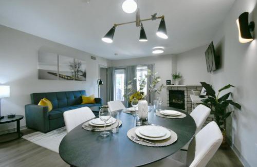 Oro-Medonte Apartment | Horseshoe Valley Bliss - Luxe Condo Retreat with Jacuzzi - Top Floor Romance - Self-Check-in - Indoor & Outdoor Heated Pool Haven
