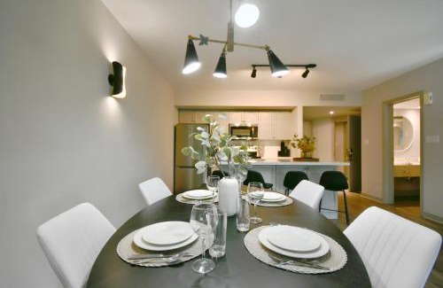 Oro-Medonte Apartment | Horseshoe Valley Bliss - Luxe Condo Retreat with Jacuzzi - Top Floor Romance - Self-Check-in - Indoor & Outdoor Heated Pool Haven