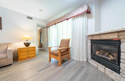 Oro-Medonte Apartment | Horseshoe Valley Suites - The Evergreen