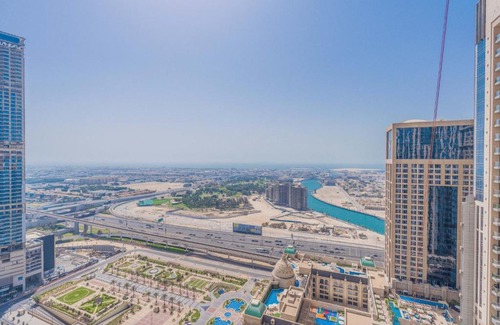 Al Quoz Apartment | HOSPITALITYEXPERT 2BR High Floor flat Sleeps 5 Panoramic Canal & Ocean Views Stunning Pool