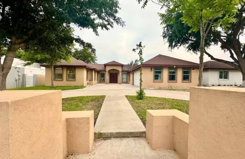 McAllen House | Hospitals/Mall/Airport Minutes away/Comfy King Bed
