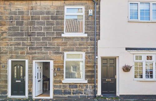 Great Ayton House | Host Stay Waterlily Cottage