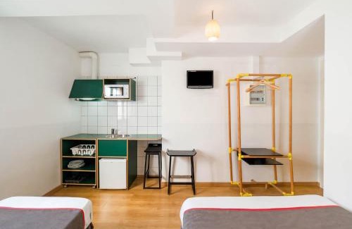 Sant Adria de Besos House | Hostal Athenas