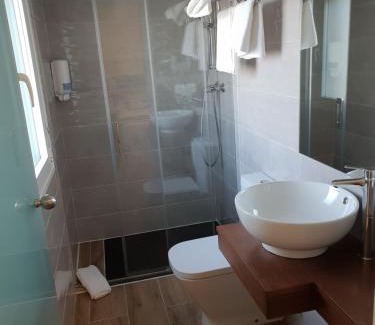 Carboneras de Guadazaon House | Hostal Cabañas
