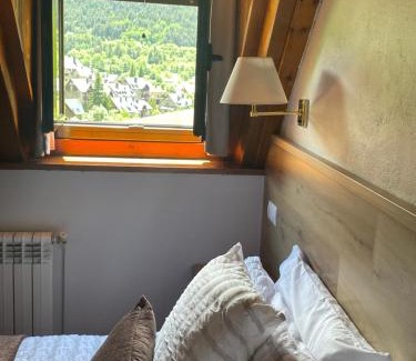 Unha House | Hostal Escuils