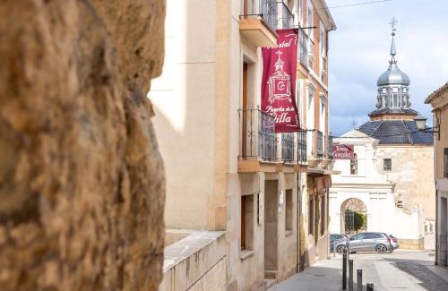 Almazan House | Hostal SIN RECEP24H Puerta de la Villa - Pet friendly & Restaurante