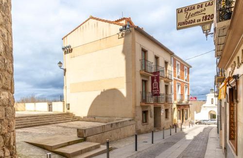 Almazan House | Hostal SIN RECEP24H Puerta de la Villa - Pet friendly & Restaurante
