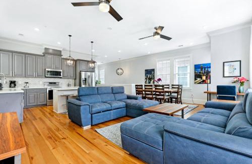 Faubourg Lafayette Apartment | Hosteeva Amazing 4 BR Modern Condo with Balcony Near Frnch Quarter