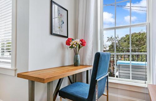 Faubourg Lafayette Apartment | Hosteeva Amazing 4 BR Modern Condo with Balcony Near Frnch Quarter