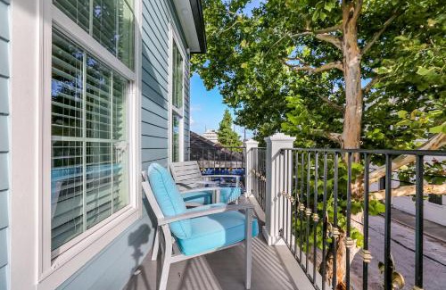 Faubourg Lafayette Apartment | Hosteeva Chic Urban Retreat w Pool Steps to St Charles Ave and Near Bourbon St