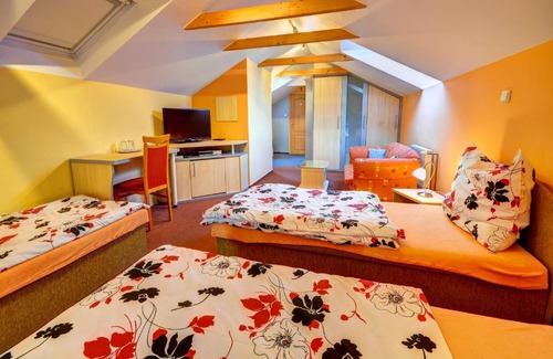 Hat House | Hostinec a penzion U sv. Mikuláše