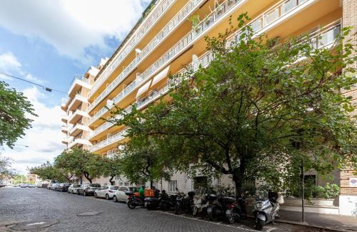 Nomentano Apartment | Hostly-Wood and Colors Rome Midtown-Just 7min to Colosseum