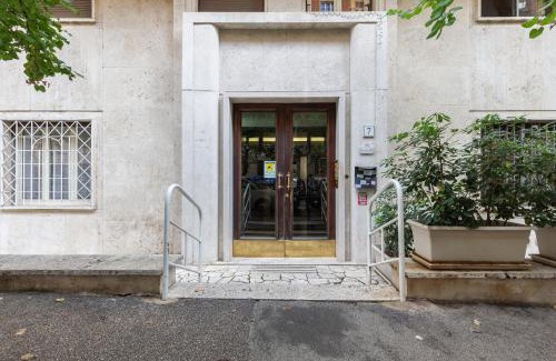 Nomentano Apartment | Hostly-Wood and Colors Rome Midtown-Just 7min to Colosseum
