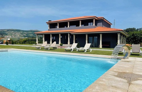 Miguas House | HostWise – Douro View Villa w/10 Suites and Pool
