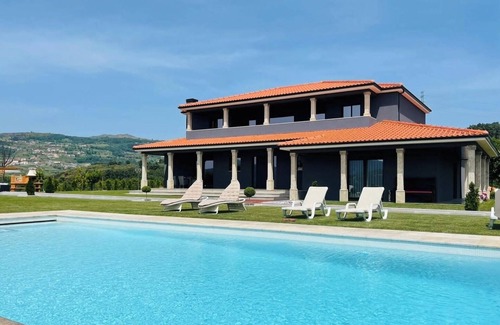 Miguas House | HostWise – Douro View Villa w/10 Suites and Pool