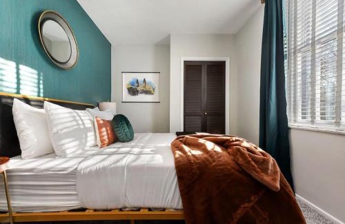Mount Washington Apartment | HostWise Stays - Grandview Balcony with Stunning Skyline Views
