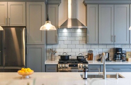 Central Northside House | ★HostWise Stays★ Rooftop Deck ★ Garage ★ New Build ★ Great Location