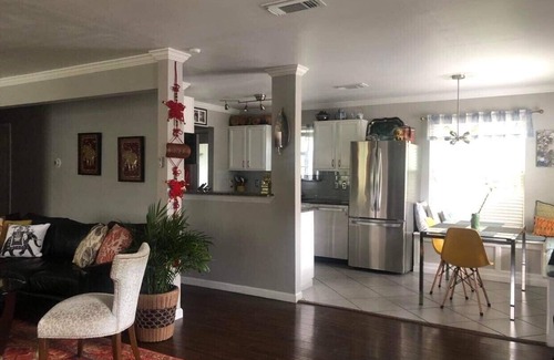 East Cesar Chavez House | HOT E. DT House - Walk 2 Rainey St & Lady Bird Lake