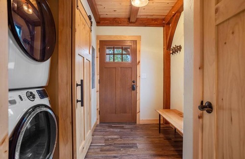 Custer House | Hot Shot Hideaway